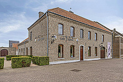 Tongerlo - Handelshuis met café en feestzaal + bouwgrond te koop