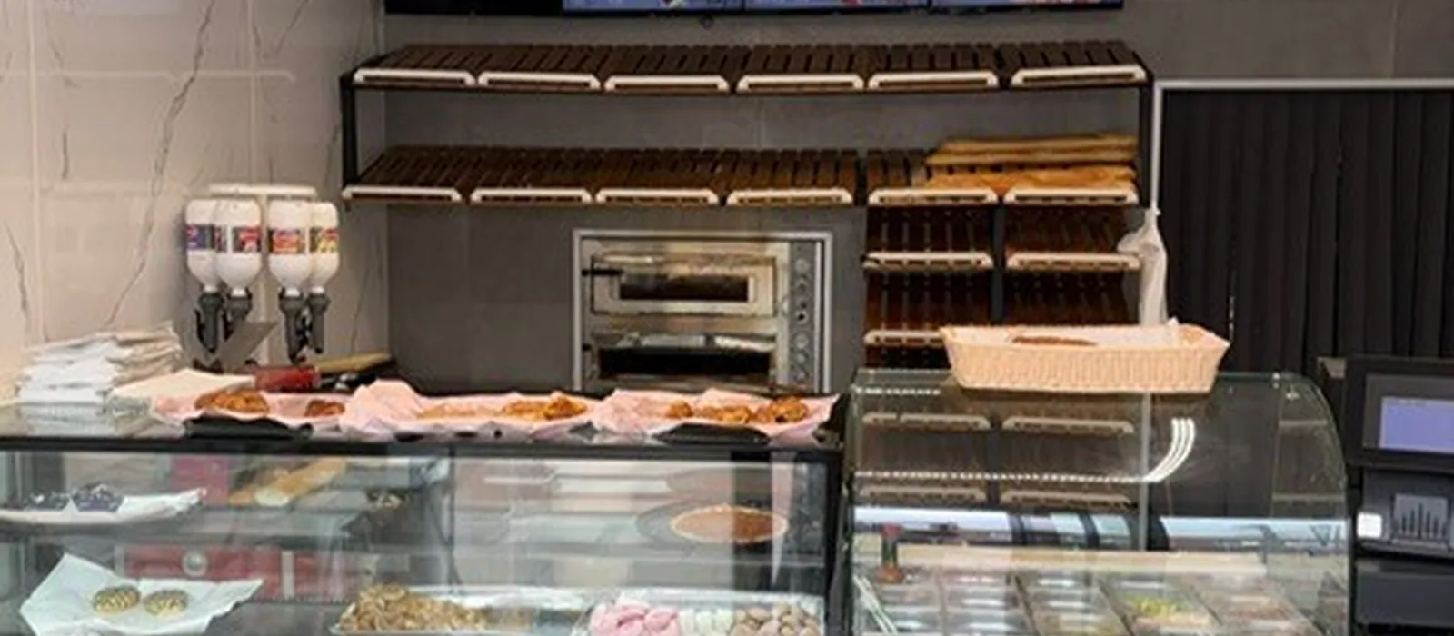 1778835807-binnen