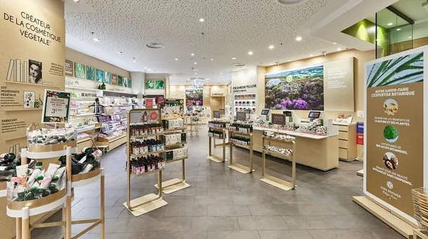 Medium jpeg 1038513 inteurieur de magasin la deufense 1
