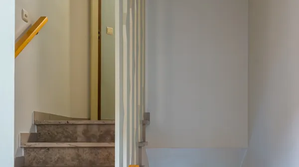 1679307932-07-ingang-en-trappen-appartementen-2