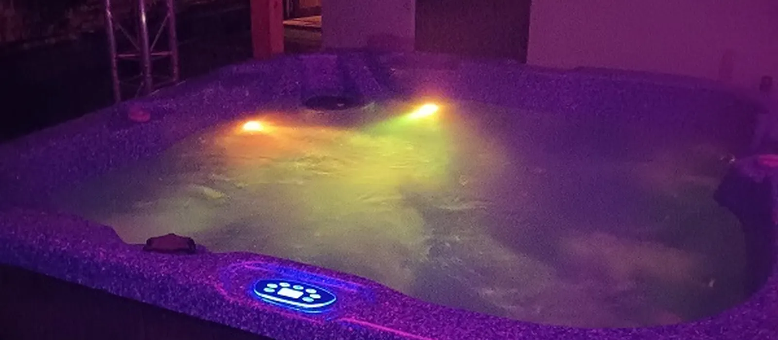 1758118381-jacuzzi12