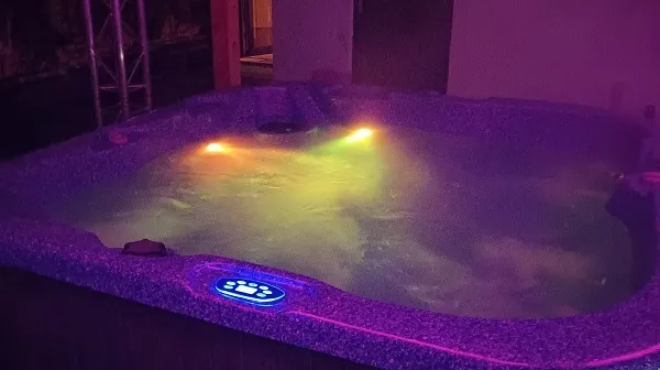 1758118381-jacuzzi12