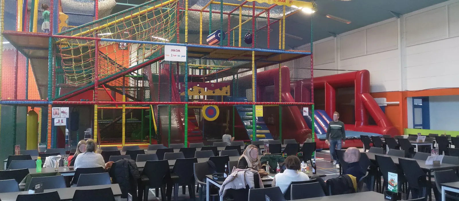 1713774903-Zaal1