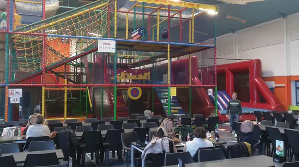 1713774903-Zaal1