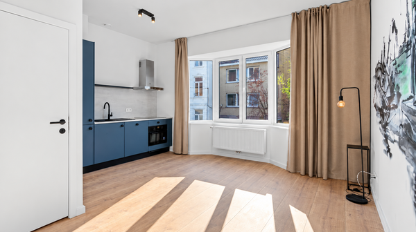 Minimalistisch appartement met blauwe keuken