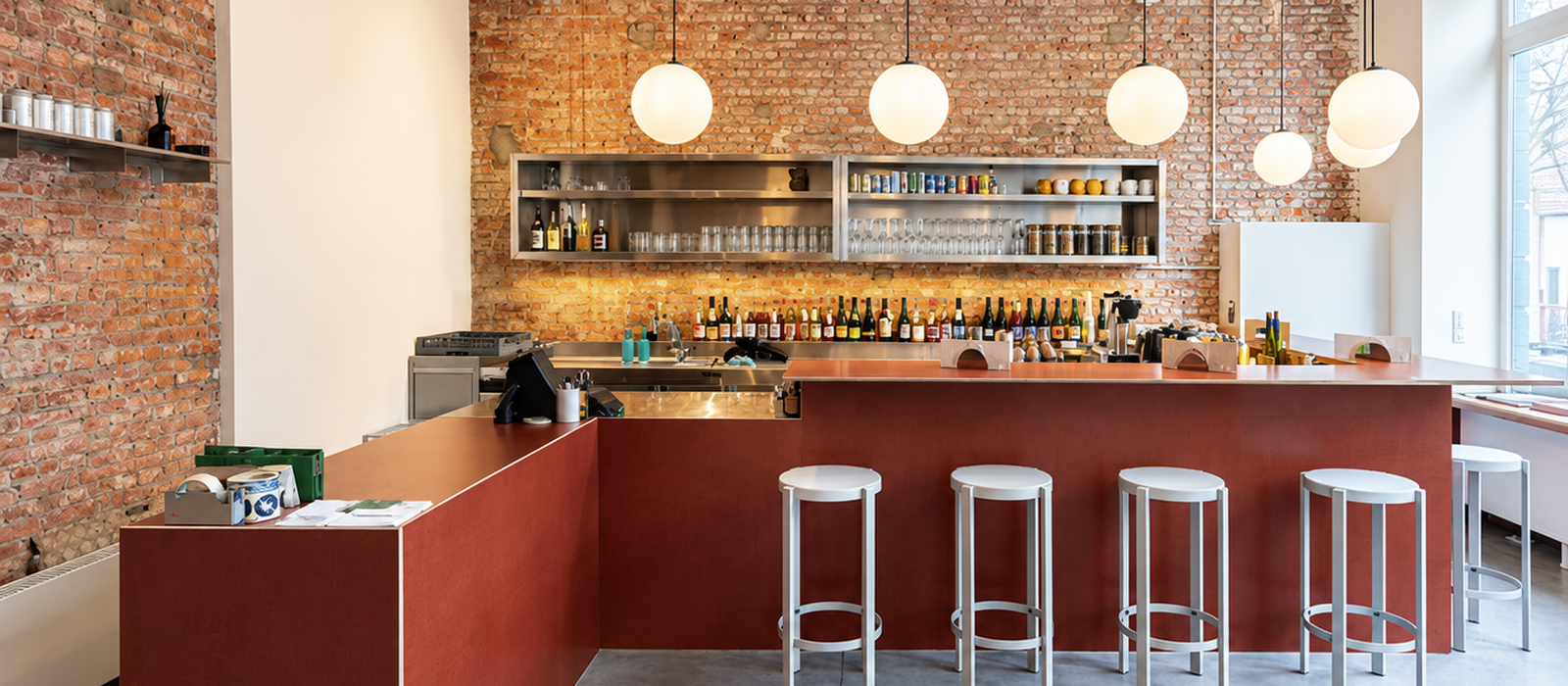 Scherpe industriele cafebar zonder mensen
