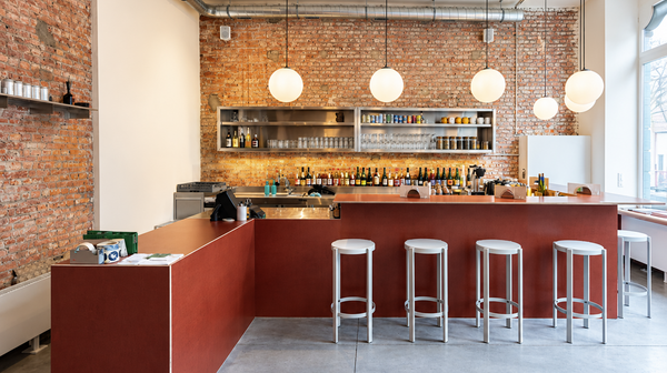 Scherpe industriele cafebar zonder mensen
