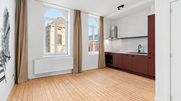Helder scandinavisch appartement met boogramen