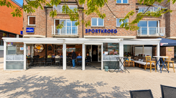 Zonnig terras van sportkroeg 1