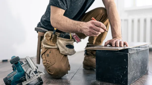 1763041531-circular-saw-carpenter-using-circular-saw-wood
