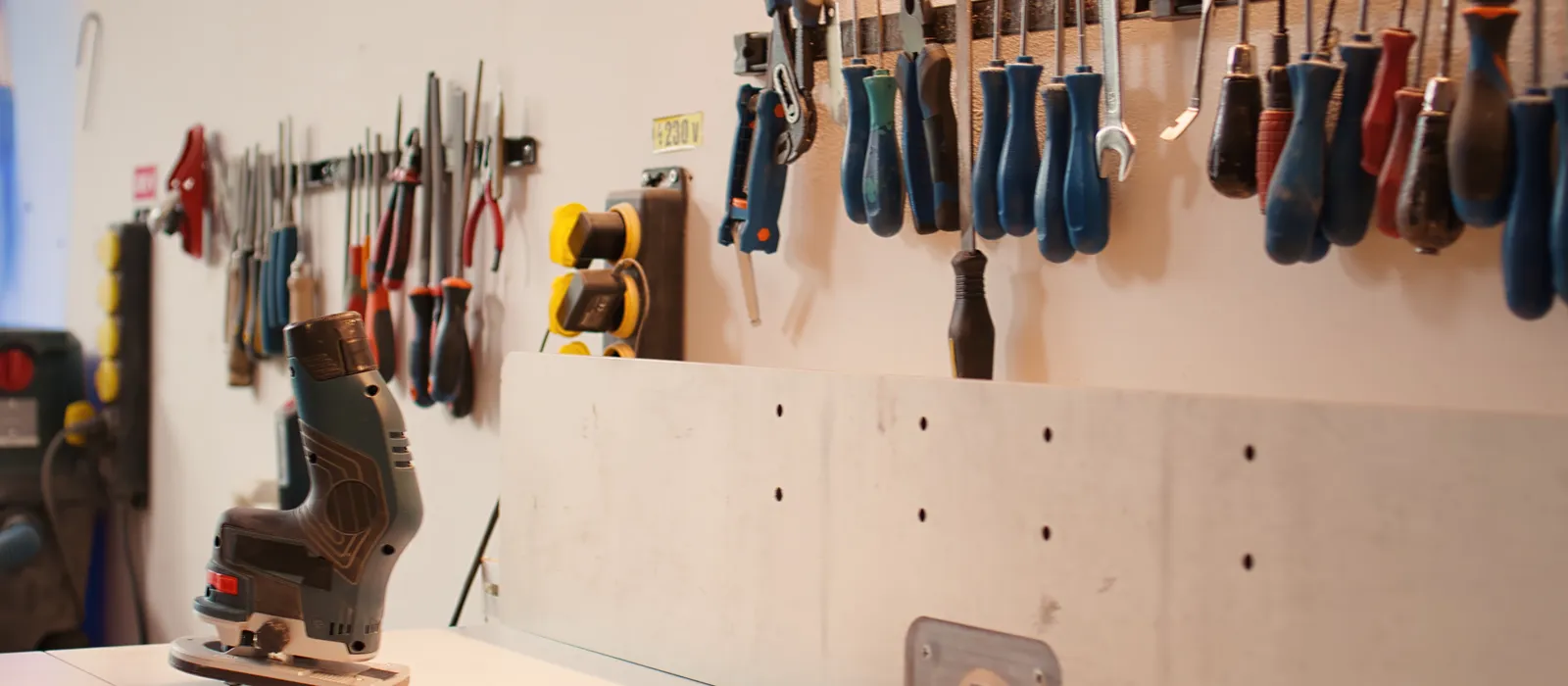 1761237139-electric-router-used-cutting-wood-carpentry-studio-panning-shot