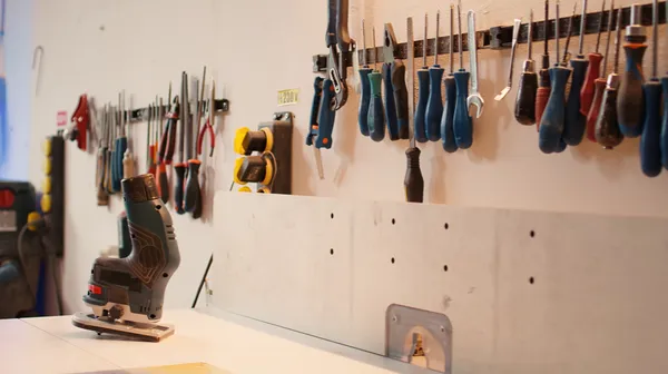 1761237139-electric-router-used-cutting-wood-carpentry-studio-panning-shot
