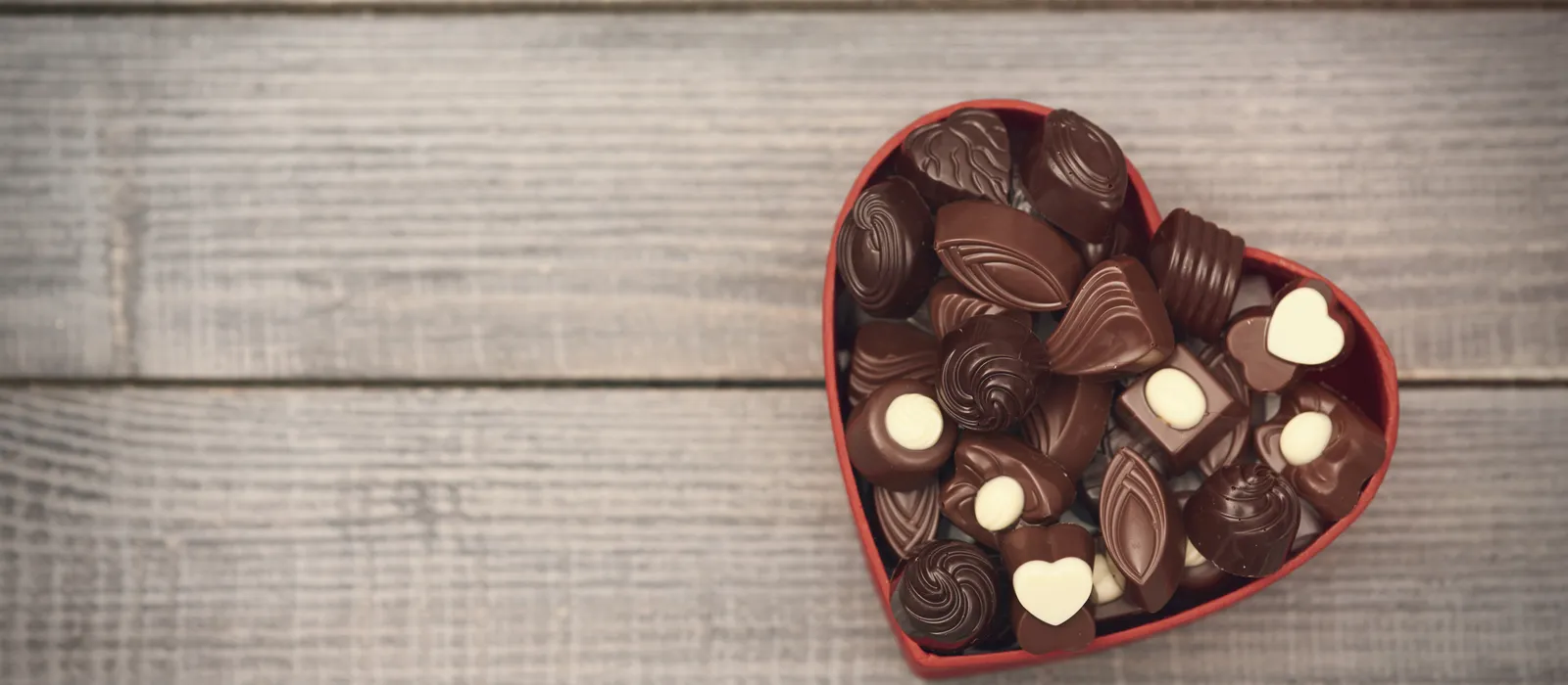 1762423875-box-full-chocolate-hearts