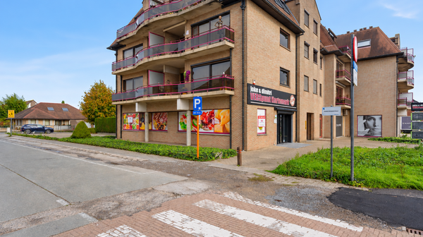Hoekgebouw met kleurrijke balkons